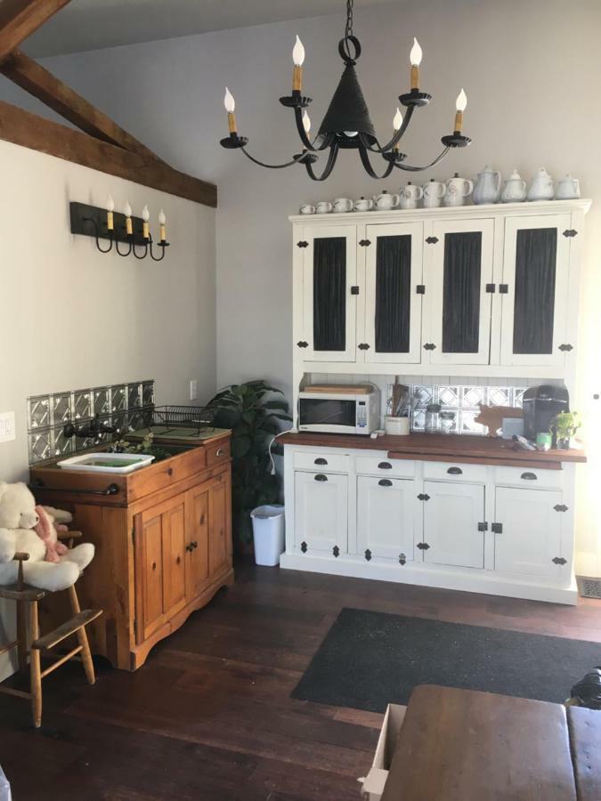 The Carriage House Flat - Downtown Paris Canada Bagian luar foto